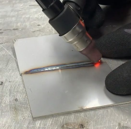 不锈钢薄板拉焊焊斑清洗演示视频