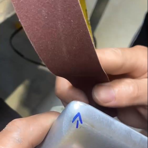 苹果平板电脑铝合金外壳使用HS-BDS05电火花堆焊修复机修补演示视频3